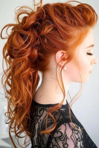 ボリュームのある銅の波状ポニーテール プロムのヘアスタイルのアイデア。