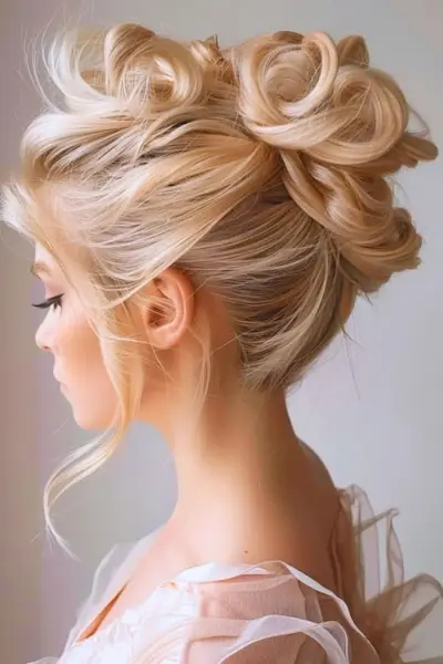 ボリュームのある巻き毛のアップヘアのプロムヘアスタイルのアイデア.