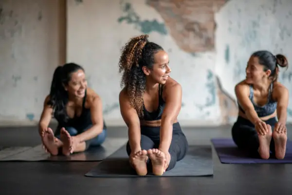 Biorąc jogę z przyjaciółmi