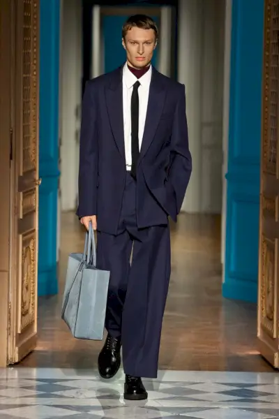 Valentino jesień 2024: nabijane ćwiekami stopnie, gracja szyta na miarę