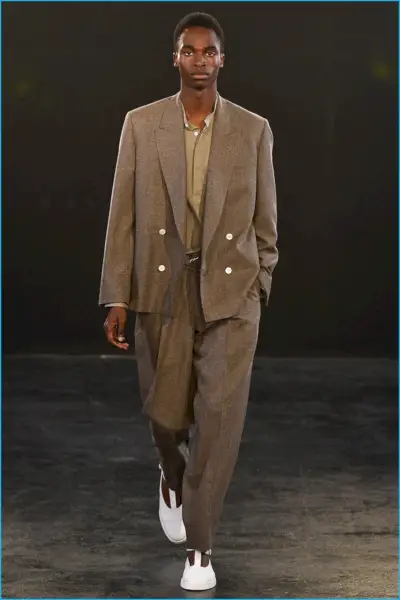 E. Tautz je sproščen s svojo obleko za pomlad-poletje 2017 z nizkimi pavzami.