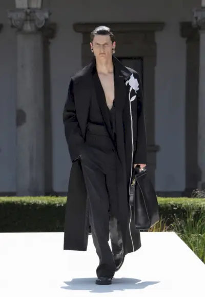 קולקציית אביב קיץ 2024 של ולנטינו גברים 023