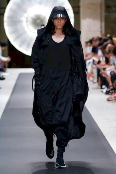 Y-3 fa una dichiarazione in bianco e nero con la collezione Primavera '19