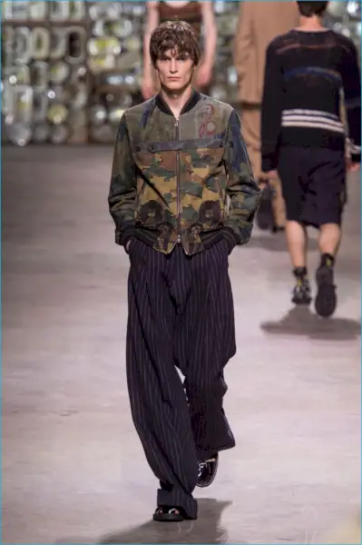 ドリス ヴァン ノッテンは、2017 年春夏に向けて独自のカモフラージュ柄を開発しました。