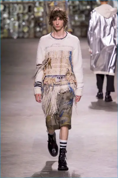 ドリス ヴァン ノッテンは、ボロボロの糸を使用した 2017 春夏ニットウェアにアート アンド クラフトのアプローチを取り入れました。