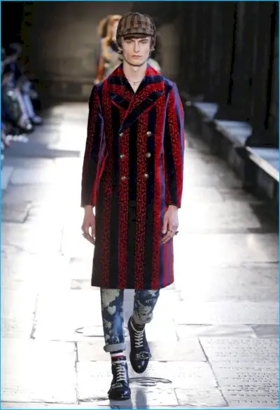 Gucci a un moment marquant avec un manteau à double boutonnage à rayures verticales.