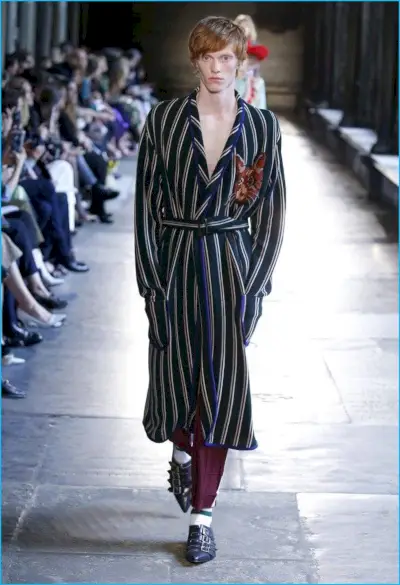 Gucci passe un moment dandy avec une robe rayée cintrée à la taille.