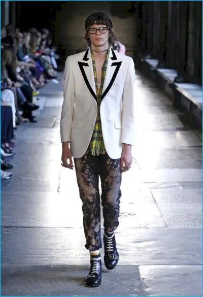 Gucci juxtapose l'esthétique en associant un denim blanchi à un smoking blanc.