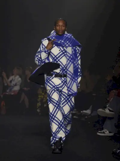 „Burberry Fall Winter 2023“ vyrų kolekcija 017
