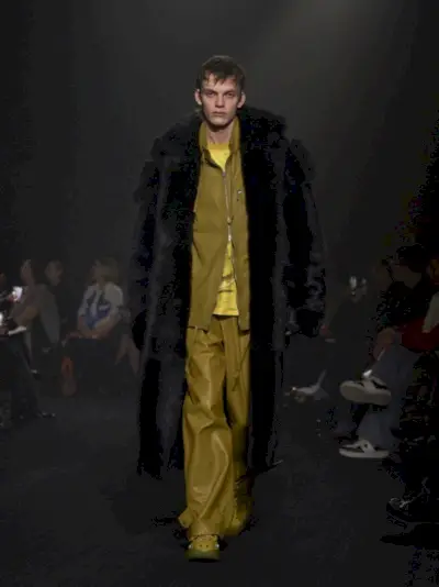 „Burberry“ rudens žiemos 2023 m. vyrų kolekcija 009