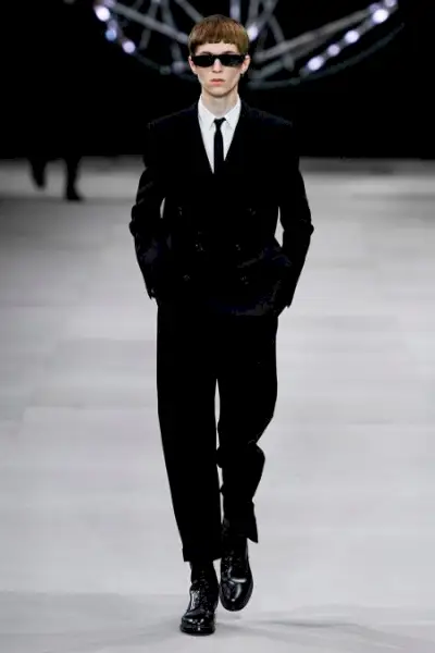 Hedi Slimane joga com inteligência no desfile masculino de Celine Fall '19