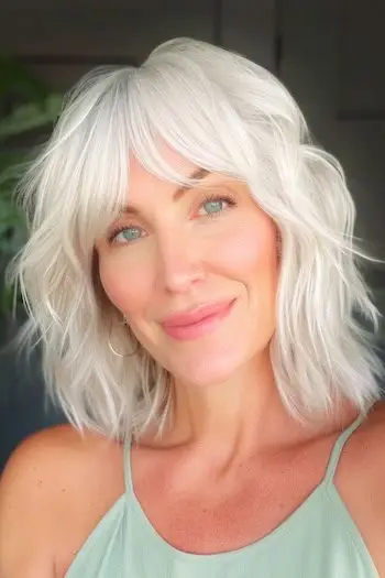 Penteado de comprimento médio.