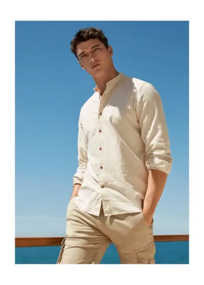 Matthew Holt stawia na praktyczny letni styl z kolekcji 8 marki YOOX