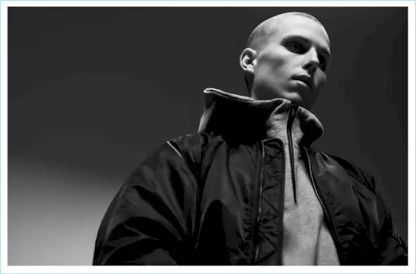 מוכנה לשכבה, קולקציית FOG Fear of God Essentials כוללת ז'קט בומבר וקפוצ'ון סוודר עם חצי רוכסן.