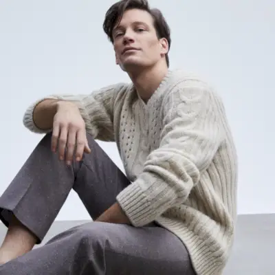 Florian Van Bael은 브이넥 케이블 니트 스웨터와 팬츠를 입고 스포트라이트를 받았습니다.