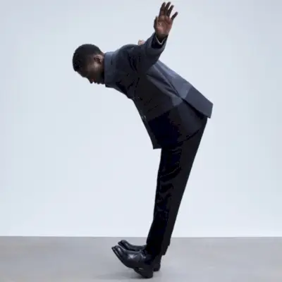 THE OUTNET은 남성을 위한 시즌리스 스타일의 스마트한 예를 담은 편집을 공개합니다.