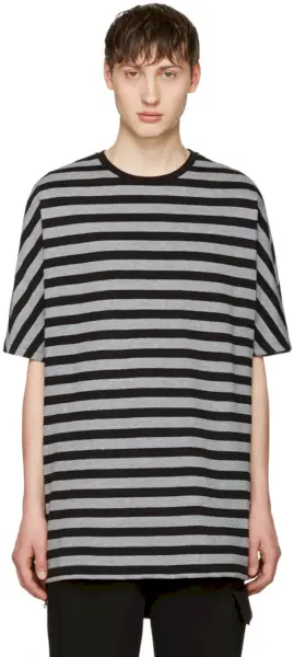 Diesel Black Gold는 클래식 스트라이프 티셔츠에 오버사이즈 느낌을 더해줍니다.