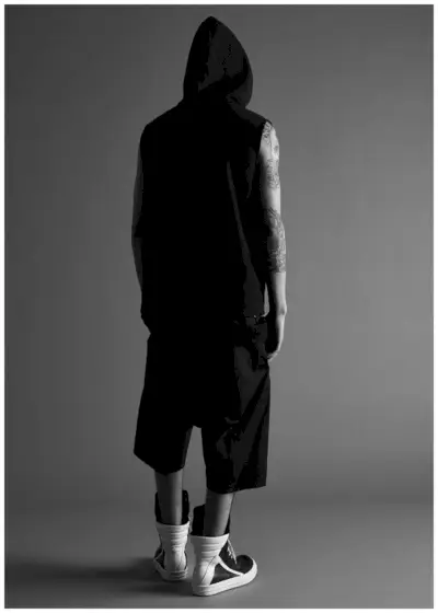 סווטשירט ללא שרוולים של ז'יבנשי 17 כותנה, ריק אוונס סל סווינגר מכנסיים קצרים בתערובת כותנה ונעלי סניקרס מעור Geobasket