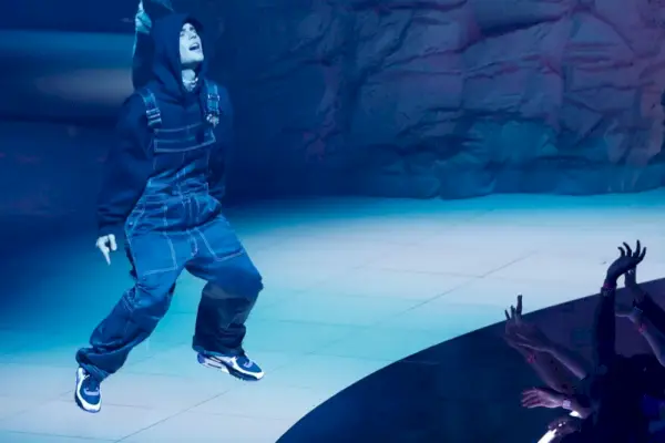 ジャスティン・ビーバー、MTVビデオ・ミュージック・アワードをオーバーオールズ