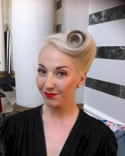 40s-Inspired Victory Roll Style