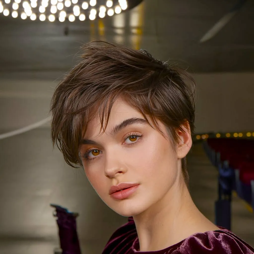 Strukturierter langer Pixie-Schnitt mit abgehackten Stufen und zartem Pony für einen modernen, mühelosen Stil' title=