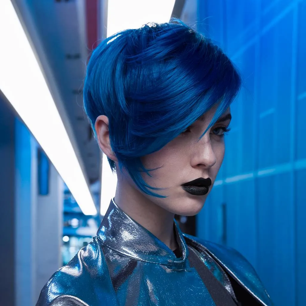 Pixierush-Schnitt mit leuchtend blauer Farbe und asymmetrischer Schichtung für einen kühnen, futuristischen Stil' title=