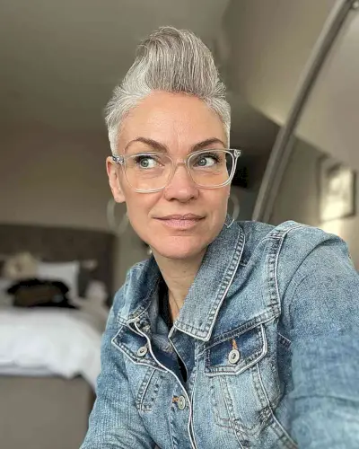 pompadour short cut for an oval face