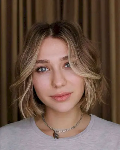 Lived-In Short Hair with a Middle Part for Oval Faces