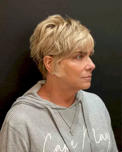 Best Short Haircuts for Oval Faces Over 40