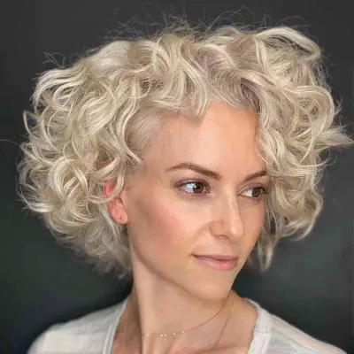 Short curly haircuts for oval faces