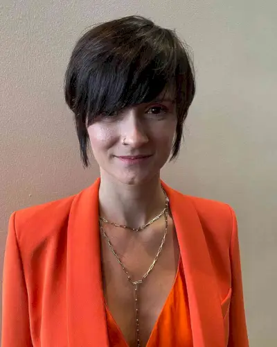 Short haircut for straight-hair oval faces