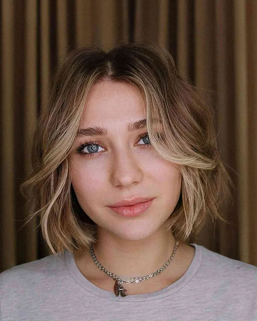 Cabello corto vivido con raya en medio para caras ovaladas' title=