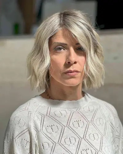 Above-The-Shoulder Cut with Soft Waves for Square Faces