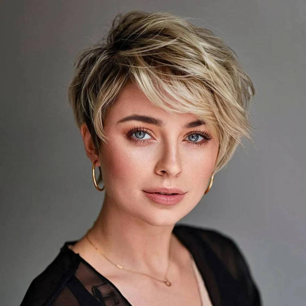 Corte pixie em camadas com franja lateral e pontas texturizadas perfeitas para um penteado curto moderno e sem esforço' title=