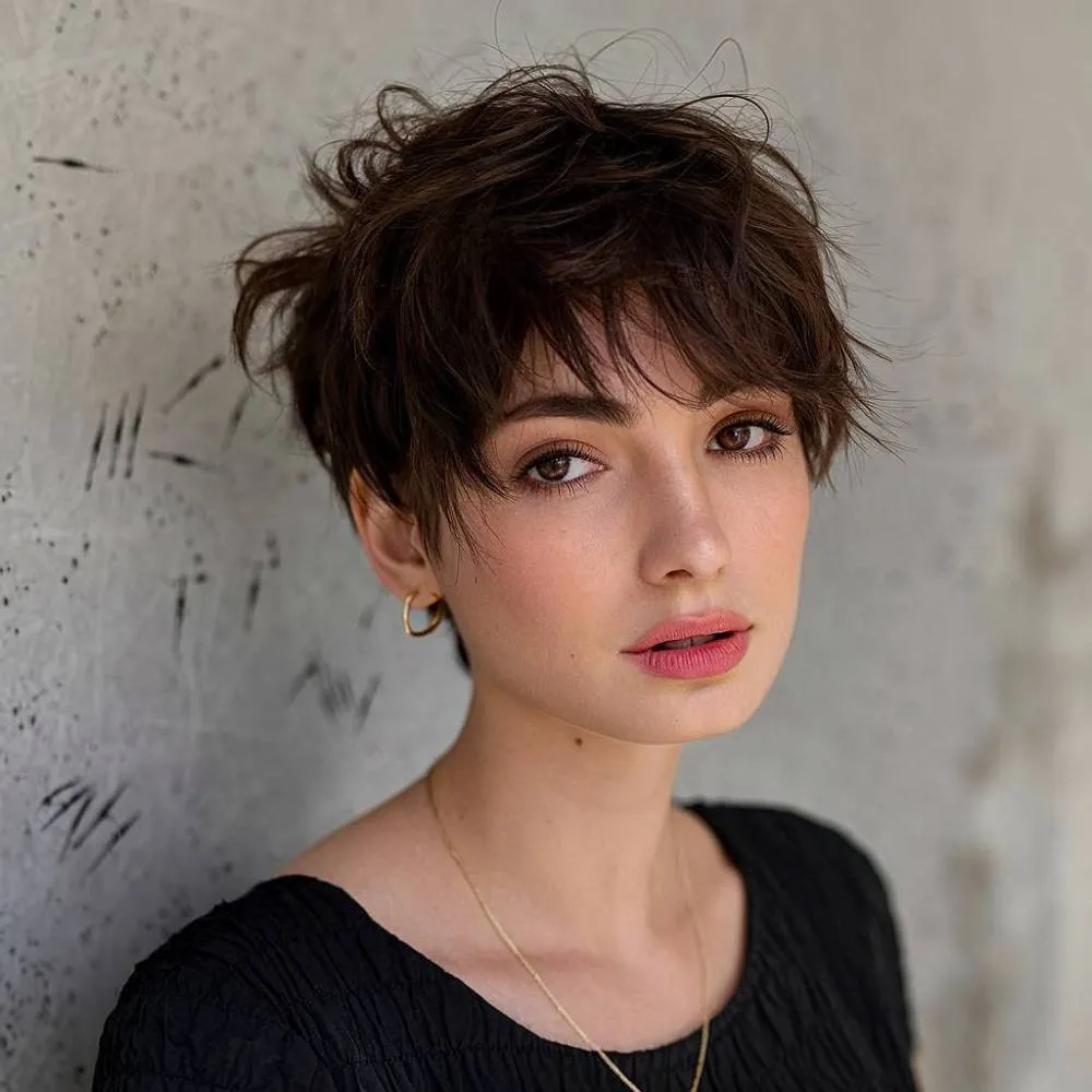 Corte pixie moreno bagunçado com camadas desgrenhadas e movimentos naturais perfeitos para um estilo sem esforço' title=
