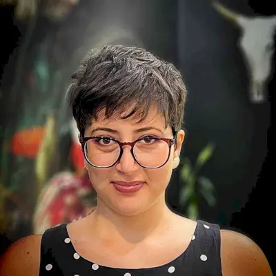 Short 90s Pixie Hair with Piece-y Bangs for Round Faces