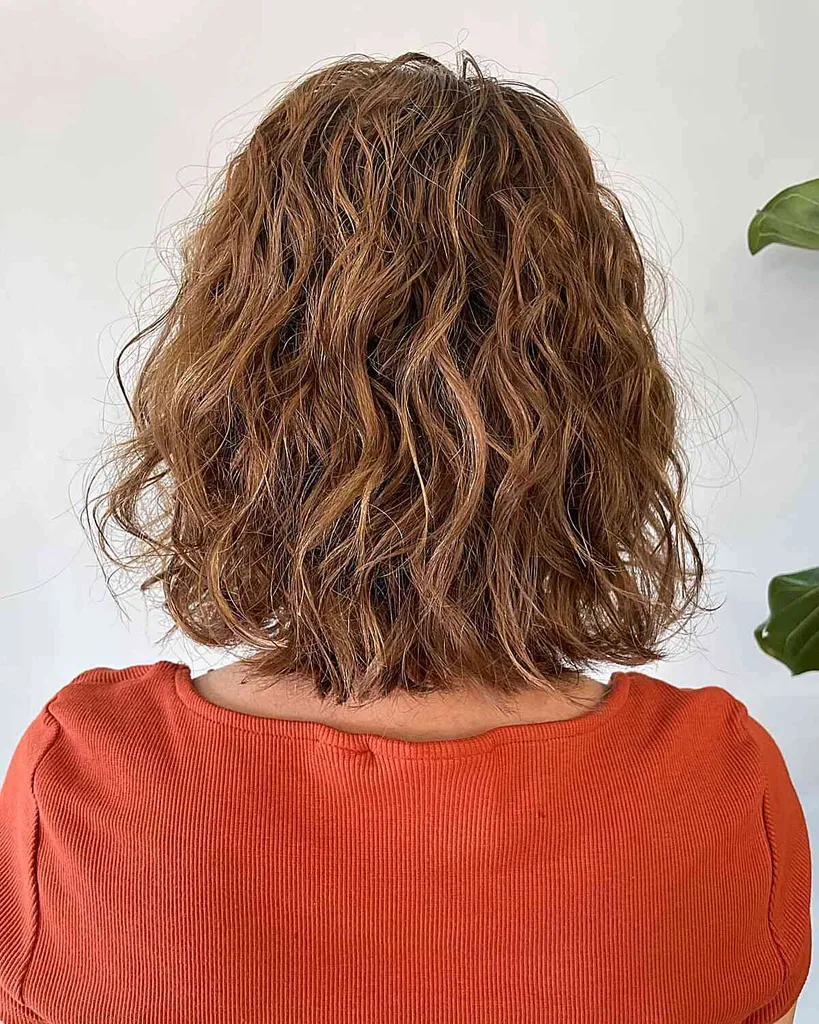 trwała ondulacja typu Body Wave z krótkimi włosami' title=