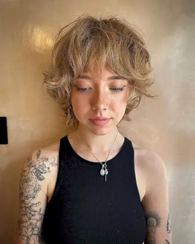 Short 70s-Inspired Golden Shag with Bangs