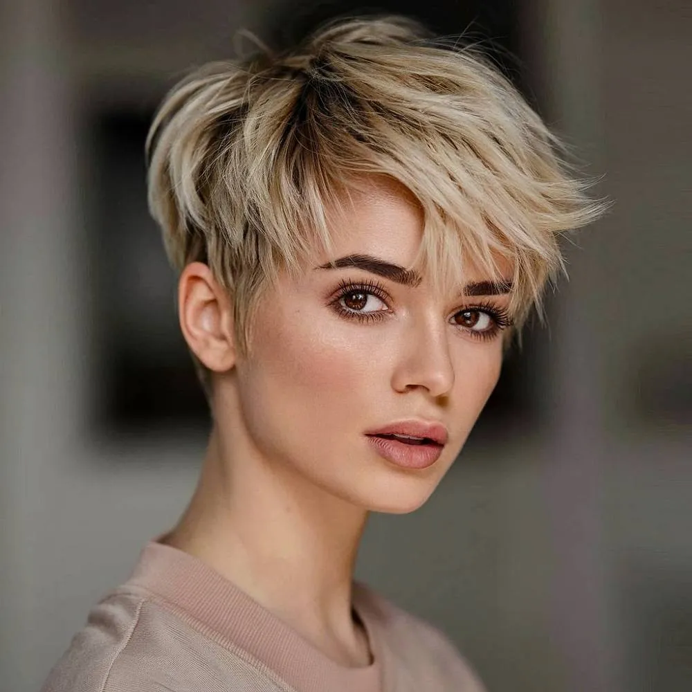 Croială pixie scurtă dimensională, cu reflexe amestecate și mișcare moale în straturi pentru un efect natural' title=