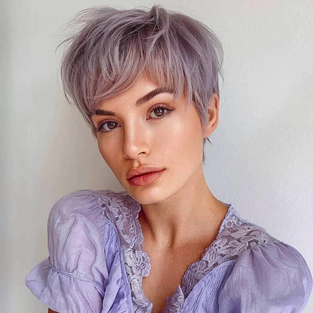 Tăiat pixie de lavandă cu straturi moi șubrede și textură cu pene pentru o coafură scurtă delicată și modernă' title=