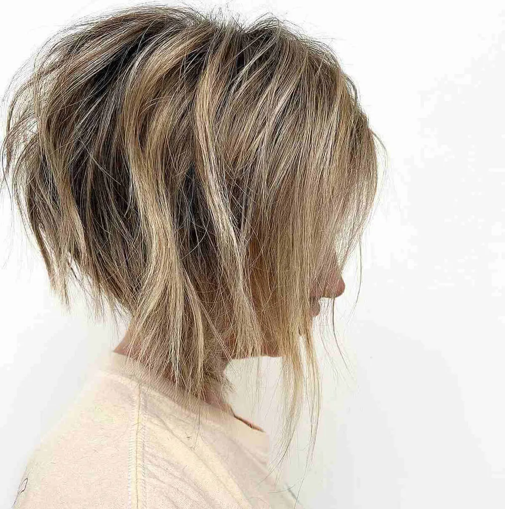 Īss Tousled Blonde Choppy Bob Cut' title=