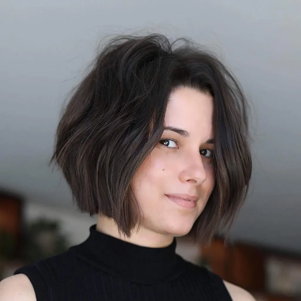 tekstūras īss, nemierīgs bobs bieziem matiem' title=