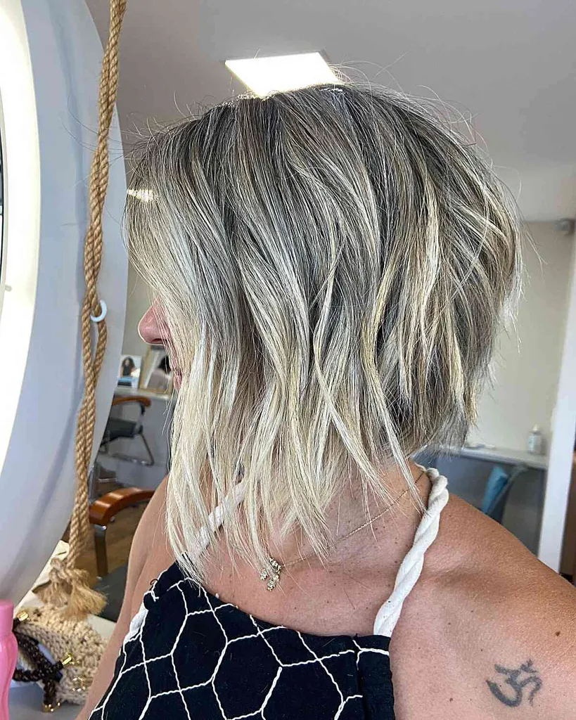 īss, raibs, leņķisks bob matu griezums' title=