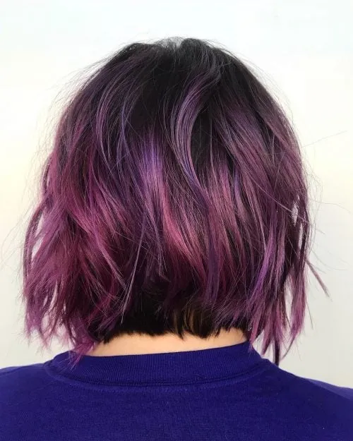 Kurzes dunkelbraunes Haar mit violetten Highlights' title=