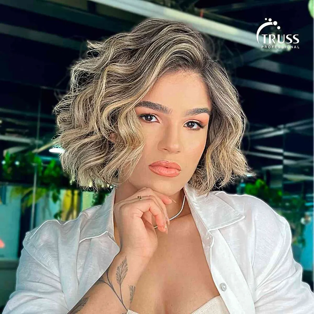 卵型顔向けショートサイド分けバレイヤージュウェーブボブ' title=