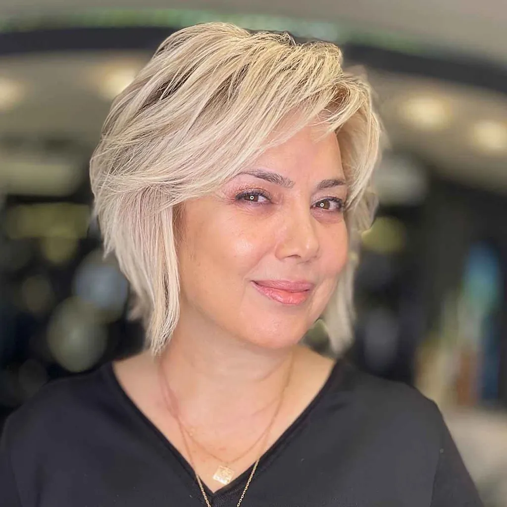 毛むくじゃらの積み重ねとウェーブのかかった髪型' title=