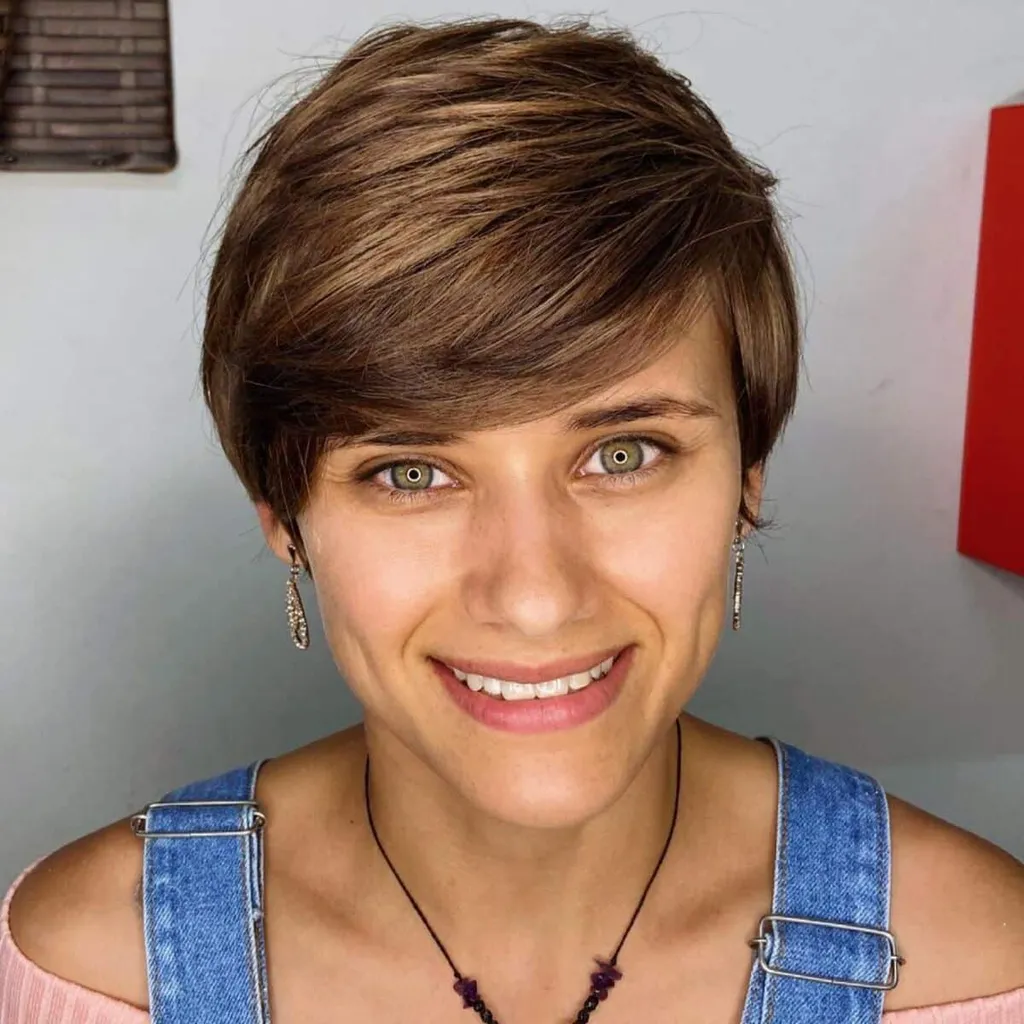 앞머리가 있는 짧은 픽시' title=