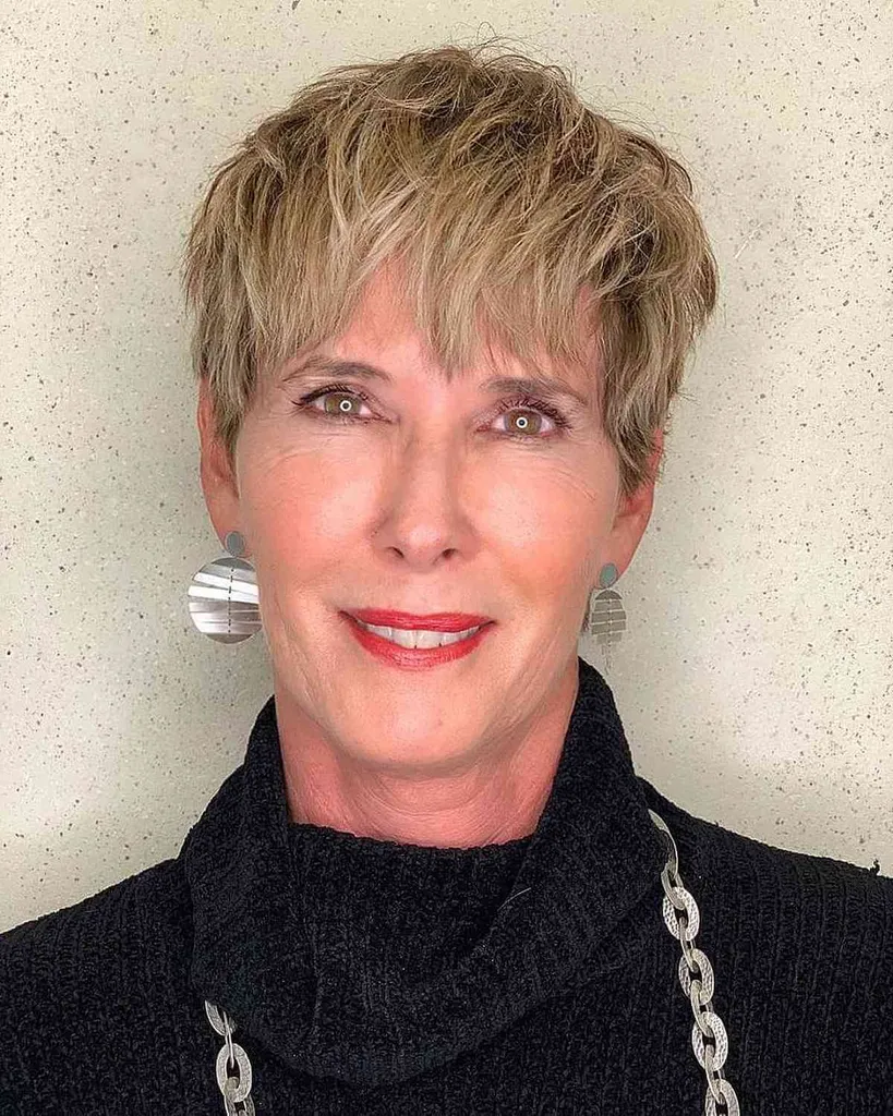 앞머리와 레이어가 있는 짧은 질감의 픽시' title=