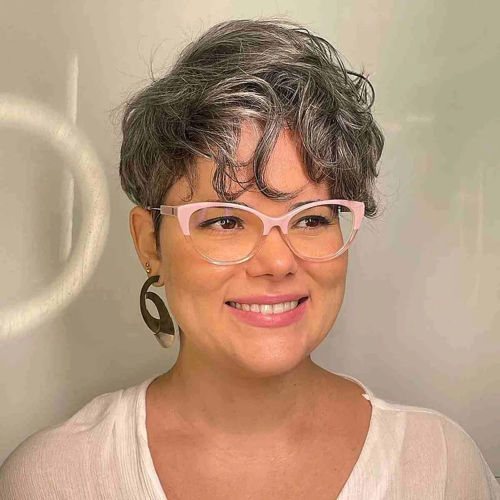 물결 모양의 앞머리가 있는 긴 물결 모양의 픽시' title=