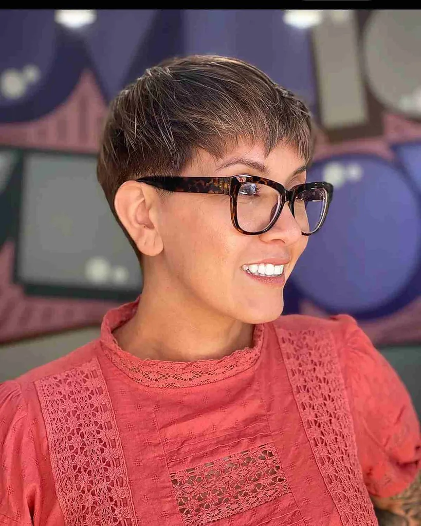 프린지와 안경을 쓴 귀여운 픽시' title=